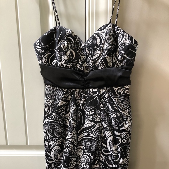 Women’s formal/semi-formal dress - Picture 2 of 5